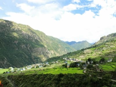 Ein Blick zurück und nach vorn. Loharbada in den Bergen Mugus.